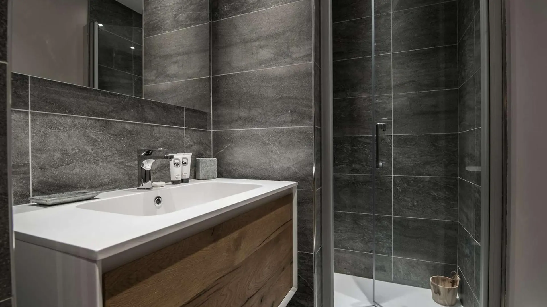 Location 5 Pers. A Courchevel - 2 Pas Des Pistes, Centre Station, Spa, Parking Inclus, Wifi, Parking - Fr-1-631-199 0*,  France
